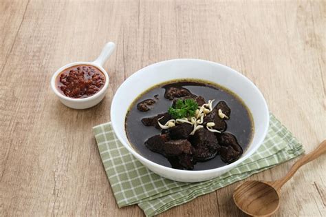 Rawon sopa negra de ternera tradicional indonesia servido en un tazón