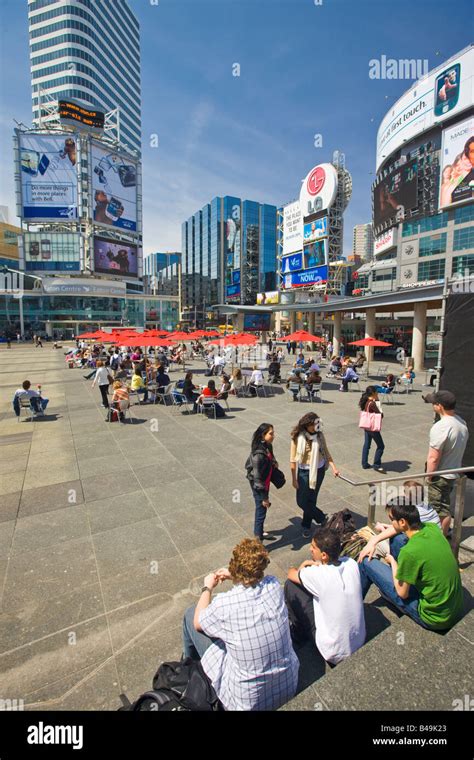 Toronto Yonge Dundas Square Hi Res Stock Photography And Images Alamy