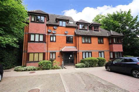 Crowthorne Road Bracknell Rg12 2 Bed Apartment To Rent £1 225 Pcm £