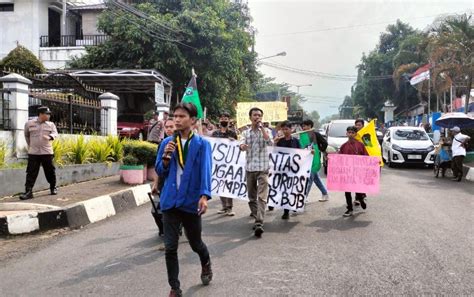 Gelar Aksi Jilid Semmi Dan Hmi Geruduk Dpmpd Bjb Dan Bpr Pandeglang