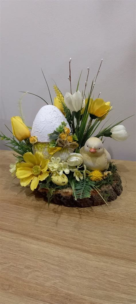 Pin By Yolande Cordier On Paques Easter Centerpieces Easter Flower Arrangements Easter Craft