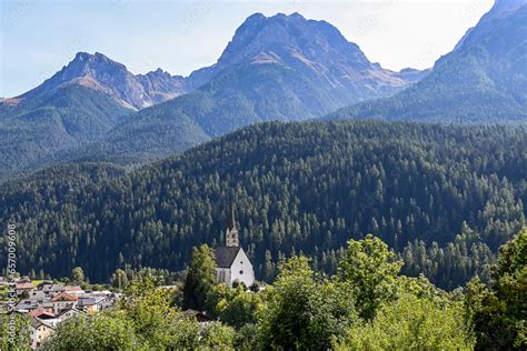 Scuol Kirche Engadiner Dorf Unterengadin Alpen Schlucht Wanderweg