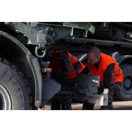 Imagesd Fense Des Soldats Fixent La Plateforme D Un Camion Porteur