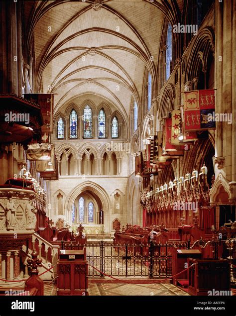 Interior de la Catedral de San Patricio Dublín mostrando el púlpito y