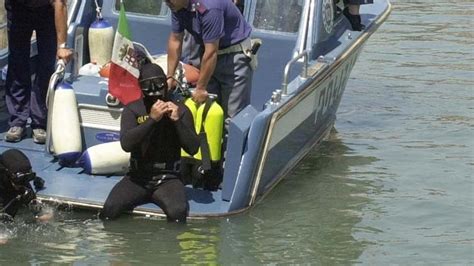 Yacht In Legno In Fiamme Mentre Viaggia Verso Chioggia Due Naufraghi