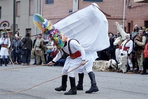 El Antruejo De Velilla De La Reina Saca A Sus Calles Los Toros Y Los