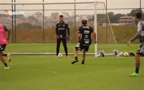 Cuca entra no treino dos jogadores do Atlético MG e marca até golaço veja