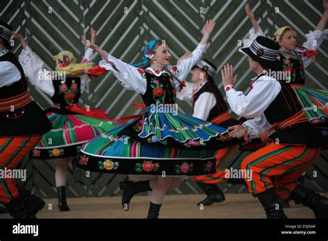 Traditional polish dancing hi-res stock photography and images - Alamy