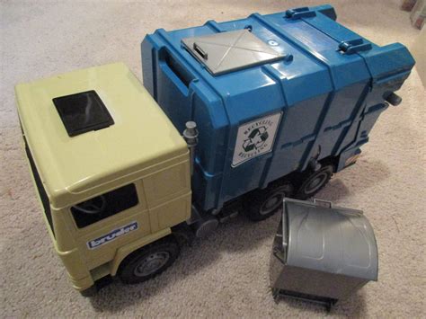 Bruder Garbage Recycling Truck w. trash recepticle Lightly Used ...