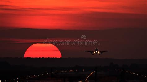 Silueta Del Aeroplano De Airbus A320 En La Puesta Del Sol Acercamiento