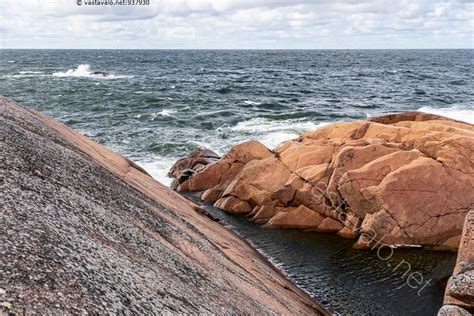 Kuva Kova tuuli merellä kallio rantakallio ranta punertava punainen