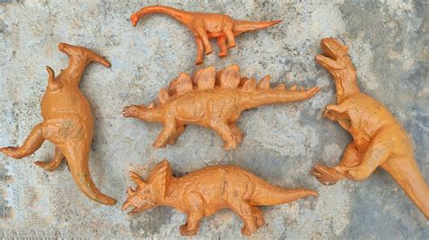 Membersihkan Mainan Dinosaurus Triceraptop Stegosaurus Allosaurus