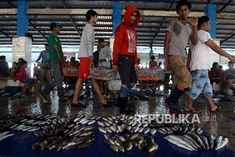 Stok Ikan Di Tpi Karawang Kosong Pada Momen Lebaran Republika Online