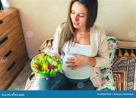 Alimentos Saudáveis Grávidas Gravidez Mulher a Comer Nutrição Salada