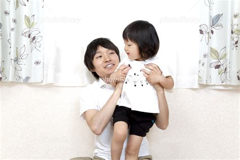 幼い娘と遊ぶ父親 幸せな家族シーン 写真素材 5619622 フォトライブラリー Photolibrary