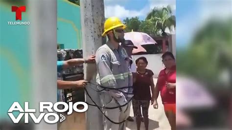 Amarran a un empleado del servicio eléctrico a un poste de luz en