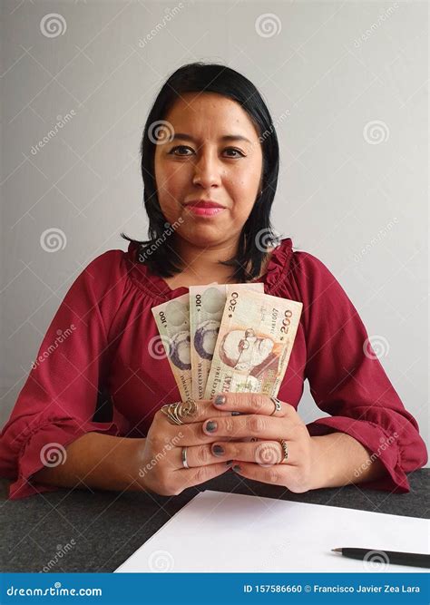 Jovencita Morena Cogiendo Y Mostrando Dinero Uruguayo Foto de archivo
