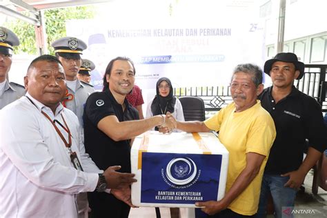 KKP Salurkan Bantuan Untuk Korban Banjir Dan Longsor Di Sumbar ANTARA