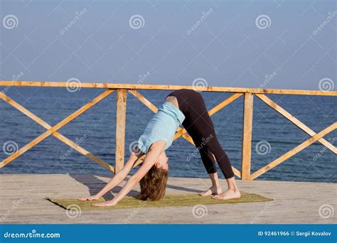 Die Recht Junge Sitzfrau Die Yoga Tut Trainiert Auf Dem Sommerstrand