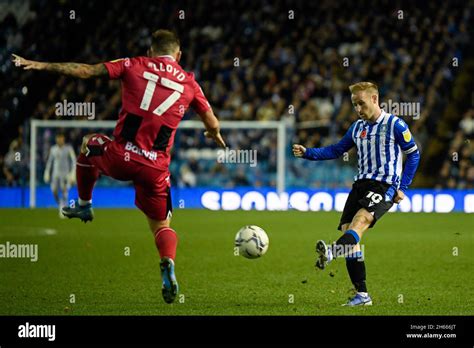 Barry Bannan 10 Of Sheffield Wednesday Chips The Ball Stock Photo Alamy