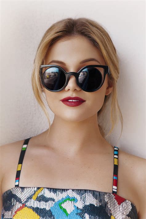 Olivia holt mujer cantante mujeres con sombras lápiz labial