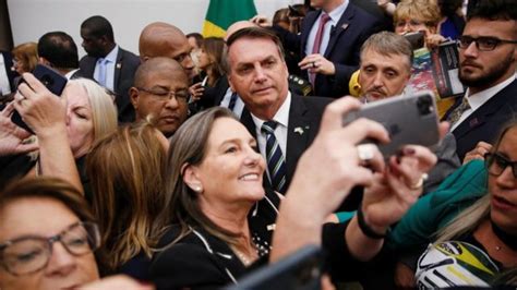 Nos EUA Bolsonaro diz que coronavírus é superdimensionado e fala em