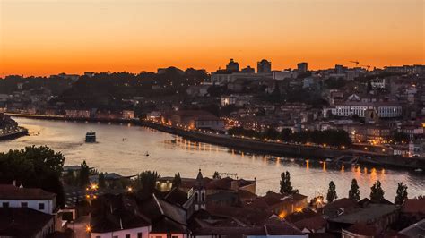 Best Hotels with a river view in Porto. Wake up overlooking the Douro river