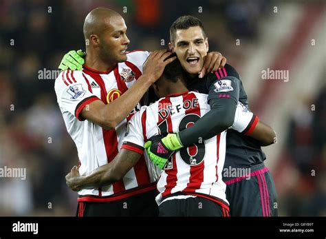 Sunderland Goalkeeper Vito Mannone Right Celebrates After The Final