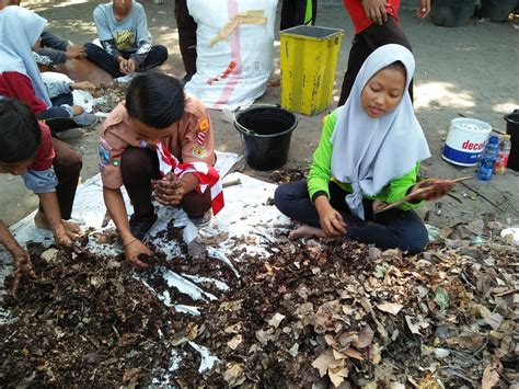 PASPRAGUNEDA: PEMBUATAN KOMPOS DARI SAMPAH DAUN