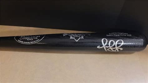 Transitional Design Online Auctions Omar Vizquel Autographed Bat