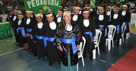 Primeira turma de professores indígenas cola grau no AM