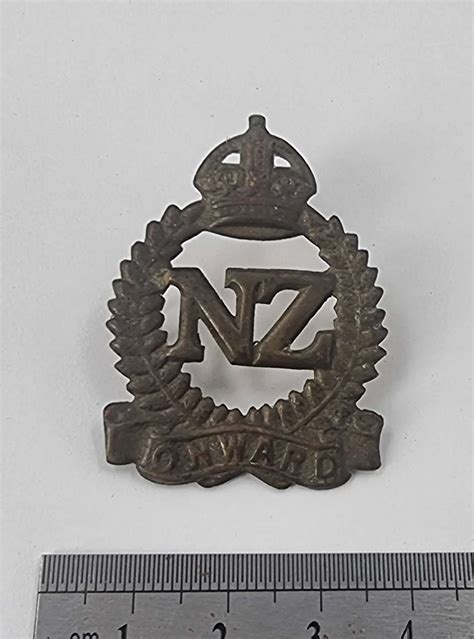 Wwii New Zealand Onward Hat Badge Trade In Military