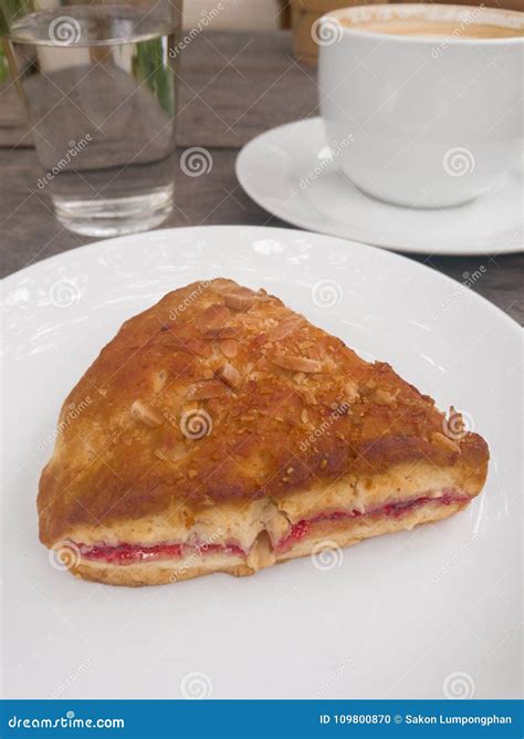 Scones Con La Mermelada De Fresa Foto De Archivo Imagen De Jalea