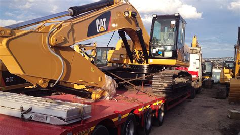 Транспортировка экскаватора на трале | Доставка экскаватора в Санкт ...