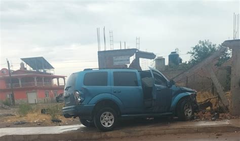 Mujer Se Impacta En Camioneta Contra Una Barda