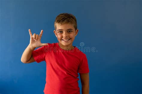 Retrato De Un Chico Caucásico Lindo Sonriendo Y Mostrando Que Me