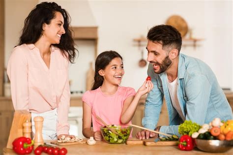 La Familia Disfruta Del Tiempo De Cocinar Juntos Foto Premium