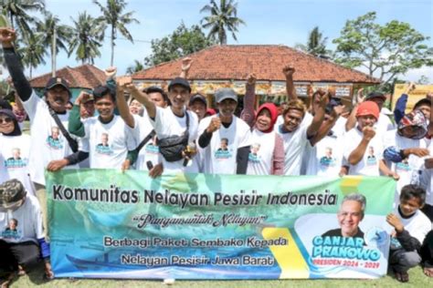 Nelayan Pesisir Pangandaran Pendukung Ganjar Bagikan Sembako Dan