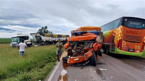 Increíble accidente en Ruta 8 entre tres camiones y un utilitario