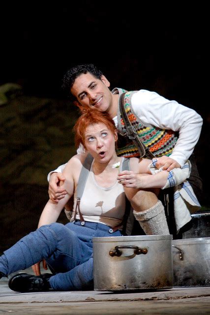 Patrizia Ciofi as Marie and Juan Diego Flórez as Tonio in La Fille du