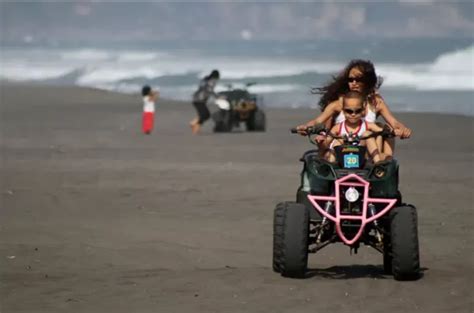 Aktivitas Seru Di Pantai Parangtritis Kamu Bisa Terbang Dengan