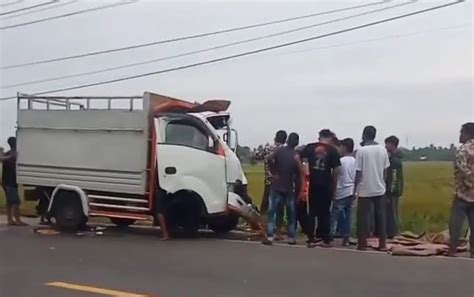 Hilang Kendali Mobil Barang Isuzu Traga Tabrak Minibus Hiace Di Aceh Timur