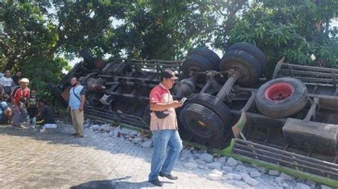 Kecelakaan Di Gunungpati Semarang Rem Blong Truk Angkut Bata Ringan