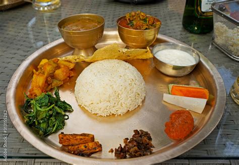 Foto De Traditional Nepali Thali Set In The Restaurant In Kathmandu