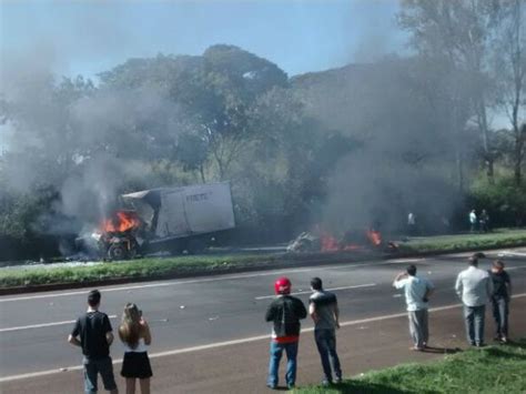 G1 Caminhão E Carro Pegam Fogo Após Batida Frontal Na Br 376 Veja O