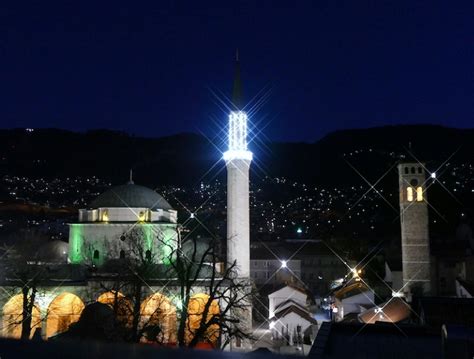 Muslimani Irom Svijeta Ve Eras Obilje Avaju Lejletu L Kadr Megafon