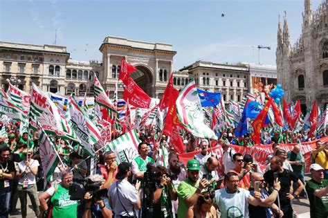 In 30 000 Allo Sciopero Dei Metalmeccanici A Milano