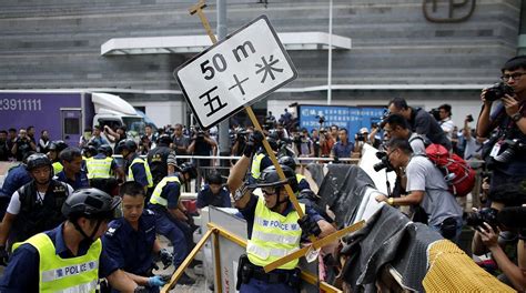 Polic A De Hong Kong Retir Las Barricadas De Los Manifestantes Mundo