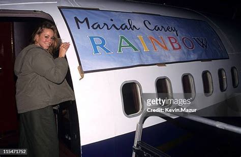 31 Mariah Carey Rainbow Album Signing At Hmv Stock Photos, High-Res ...