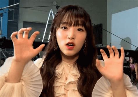 Iz One Yena Iz One Yena Rawr Discover Share GIFs